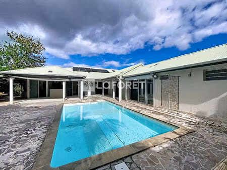 villa 6 pièces avec piscine et studio attenant  située à trioncelle  baie-mahault