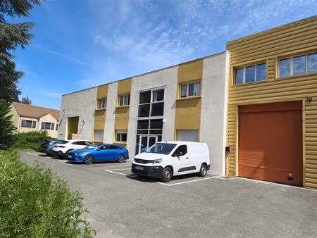 location local d'activités magny les hameaux 685 m²