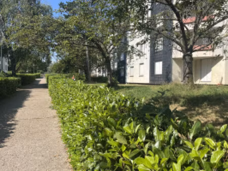 un appartement f2 au coeur d'une copropriété calme et sécurisée. et baigné de verdure !