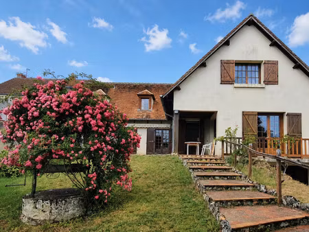 dun-sur-auron - maison de village offrant env 270m² avec beau jardin