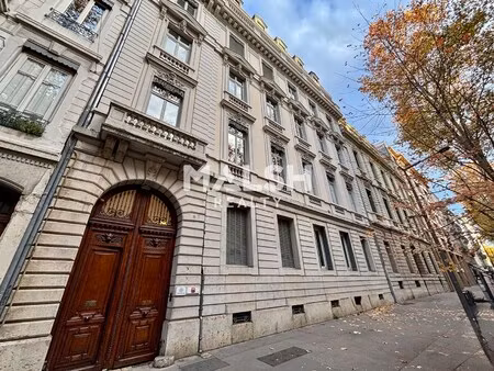 location local professionnel 225m²