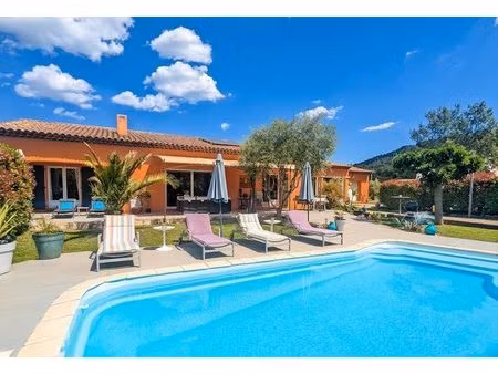 salernes  villa de plain-pied  165 m²  garage  piscine  au calme.