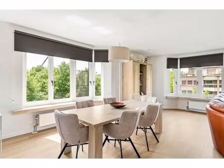 gerenoveerd 2 slaapkamer hoekapp. met terras en garage