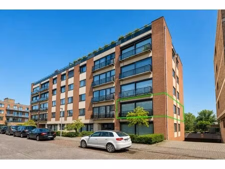 prachtig gerenoveerd appartement met garage