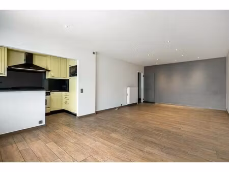 gezellig  instapklaar app. op 1e verd. met 2 slpk.  balkon en een garagebox