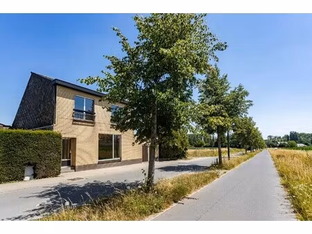 te renoveren woning met grote tuin en atelier op toplocatie!