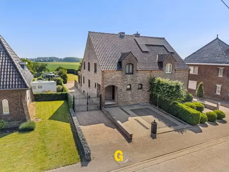 degelijk gebouwde halfvrijstaande woning met tuin op 7a 68ca  met blijvend zicht op achter