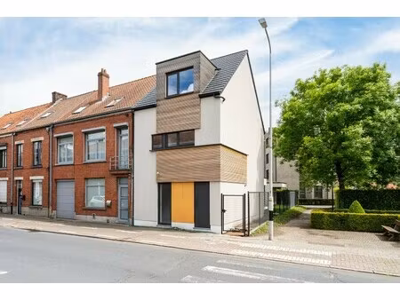 moderne nieuwbouwwoning met tuin en zonnig terras in groene omgeving