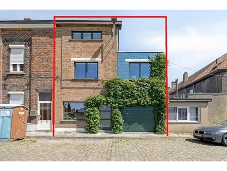 verzorgde instapklare rijwoning met garage en gezellige tuin