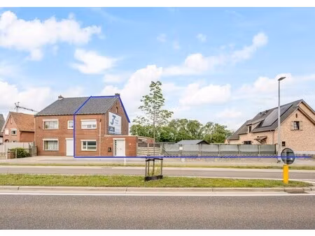 te renoveren halfvrijstaande gezinswoning op een perceel van 5a03ca te neeroeteren!
