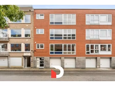 kleinschalig app gebouw met garages en tuin te kristus-koning