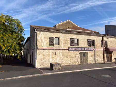 lucon (85400) - emplacement a forte visibilite - immeuble de rapport avec rentabilite a fo