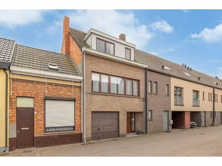 op te frissen bel-étage woning met 3 slaapkamers en grote garage & tuin