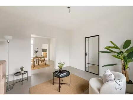 kwalitatief gerenoveerde woning met 3 slk en leuk terras!