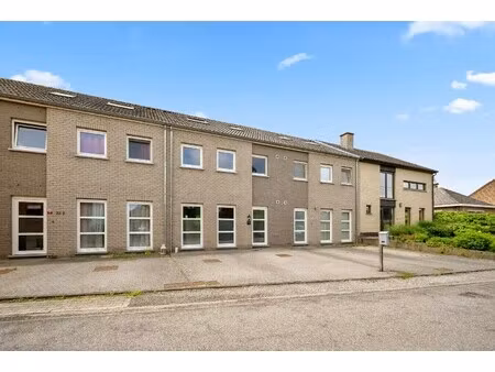 instapklare rijwoning uit 2009 met 3 slpks  zonnig terras  tuin en 2 autostaanplaatsen
