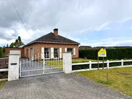 centraal gelegen woning met veel potentieel op mooi perceel!