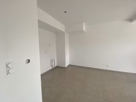 lunel - appartement type 3 pièces  loggia et parkings privés