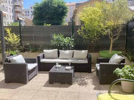 t3 traversant rénové – terrasse exceptionnelle 48m² au calme – dpe c - place de parking