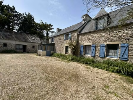 maison de campagne avec champs agricoles