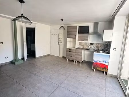 13011 eoures apparemment avec terrasse et parking
