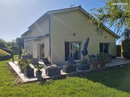grande maison familiale de 210m2  8 pièces et sous sol complet située au calme  à proximit