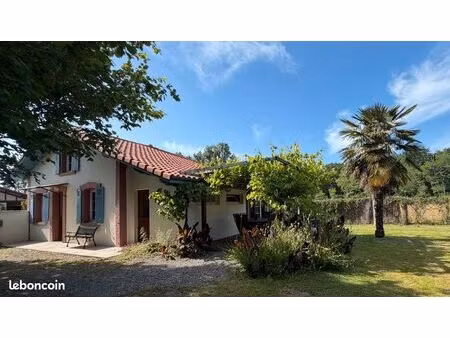 maison de campagne avec grande piscine dans un environnement préservé