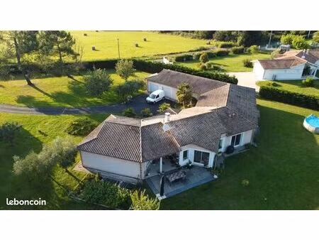 vaste maison à louer avec jardin sur les hauteurs de coutras