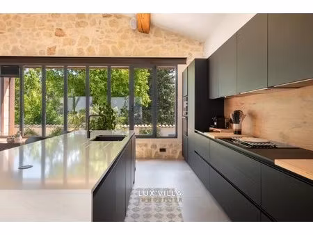 superbe mas contemporain dans un esprit loft & aux prestations haut de gamme.