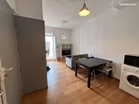 t2 quartier méditerranée avec balcons de ville