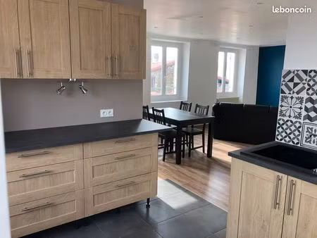appartement t2 meublé centre village. petit immeuble
