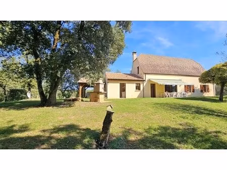 a groléjac belle et grande maison dans bel environnement au calme au sommet d'une colline.
