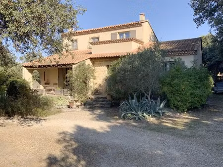 villa dans un écrin de verdure à quelques minutes d'uzès.