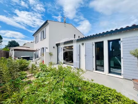 jolie maison moderne avec piscine à maussane-les-alpilles