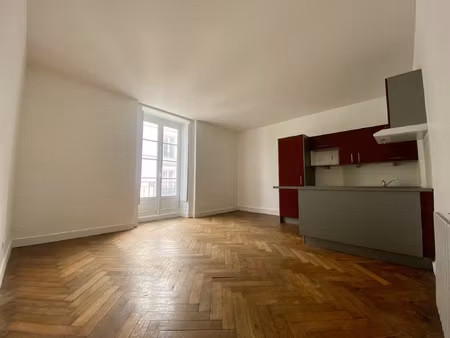 t2 graslin - 740 eur c.c / mois