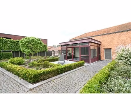 bijzonder charmante benedenwoonst met 1 slaapkamer  veranda  terras en twee autostandplaat