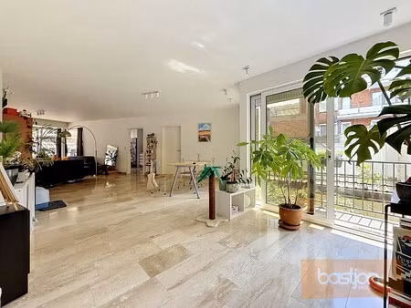 centraal gelegen ruim appartement met 3 slaapkamers en garage.