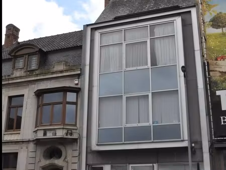 handelspand (kantoor- of winkelruimte) met een totale oppervlakte van 150m² - centrale lig