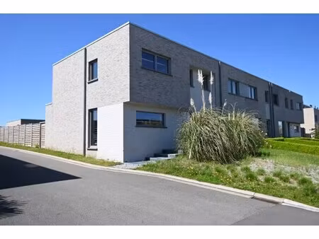 moderne passiefwoning met 3 slaapkamers  garage en tuin op toplocatie in deinze (epc a)