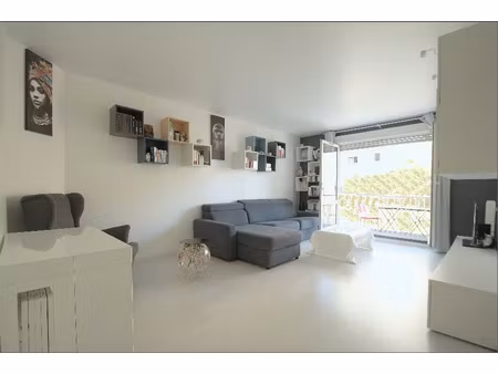 beau deux pièces en parfait état avec balcon de 8m2