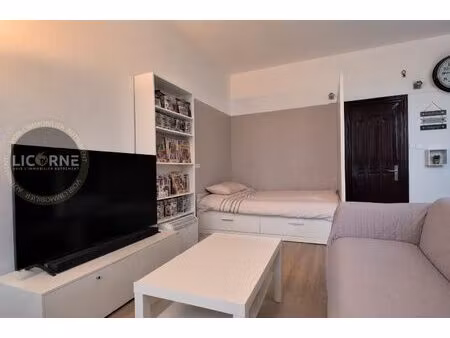 très joli studio meublé