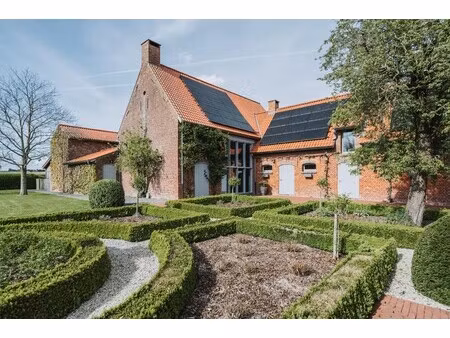 uitzonderlijk landhuis te koop in heuvelland op 1ha