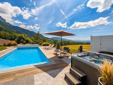 villa contemporaine 4 chambres avec piscine chauffée  spa e