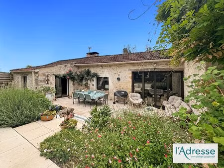 exclusivite élégante maison en pierre rénovée avec piscine et dépendance