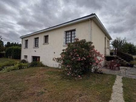 vente maison à saint-jean-de-beugné (85210) : à vendre / 101m² saint-jean-de-beugné