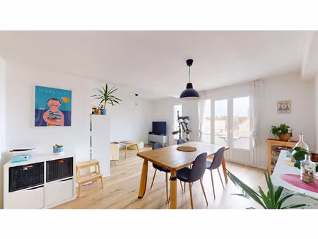 t3 avec balcon à deux pas de république