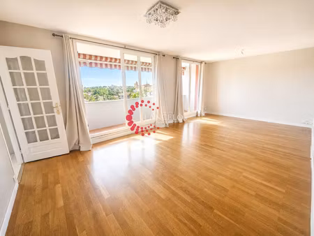 appt 3 chambres dernier étage avec balcon et vue