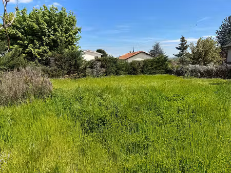 au calme  terrain vaugneray 764 m2