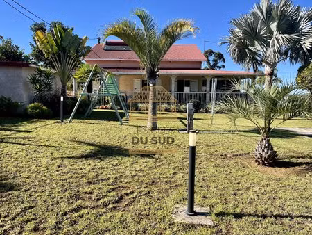 villa familiale t5/6 spacieuse avec grand jardin plat et vue dégagée au tampon – pont d’yv