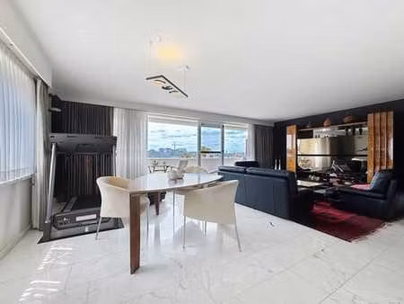 peb : c - appartement lumineux avec deux terrasses