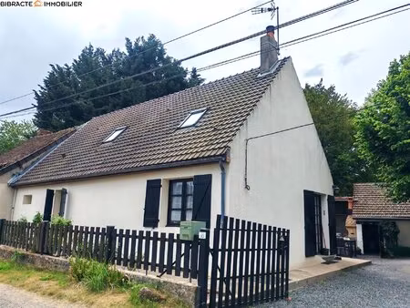 maison de 3 chambres avec jardin et dépendances.